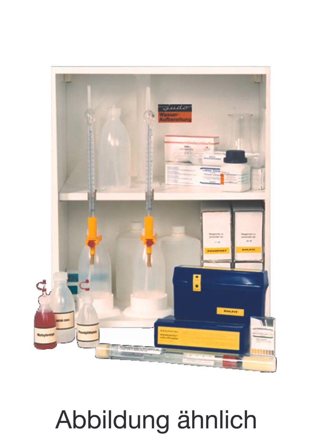 Judo-Analysenschrank mit verschiedenen Glasbehältern, Reagenzien und Messgeräten. Aufbewahrungslösungen für Wasseranalyse in einem weißen Schrank.